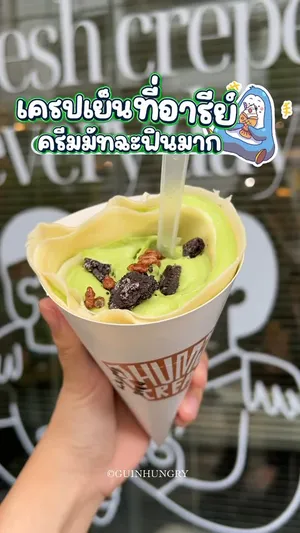 ภาพเครปเย็นครีมมัทฉะ Yabukita Matcha Cream จากร้านภูมิใจเครป วางอยู่บนจาน เครปมีครีมมัทฉะสีเขียวอ่อนเนียนนุ่มฟู ทำจากผงมัทฉะอุจิประเทศญี่ปุ่นผสมกับครีมวานิลลา ราดด้วยท็อปปิ้งโอรีโอ้บด อัลมอนด์ และโคโค่ป๊อปโรยอยู่ด้านบน เมนูนี้มาจากร้าน Phumjai Crepe (ภูมิใจเครป) ย่าน BTS อารีย์