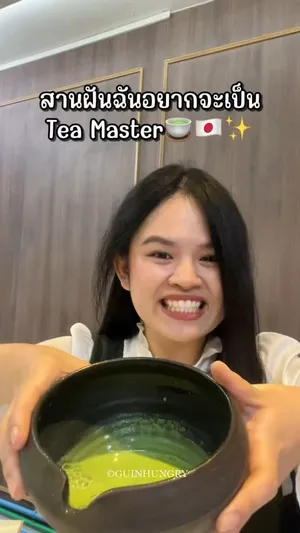 ภาพแสดงบรรยากาศการเรียนชงชามัทฉะในหลักสูตร Tea Master ที่ Motch Millhouse สาขาศาลาแดง 1 โดยมีผู้เข้าร่วมกำลังฝึกใช้แปรงชงมัทฉะในถ้วยชา พร้อมอุปกรณ์ชงมัทฉะ ถ้วย และภาชนะใส่ผงมัทฉะเกรดต่างๆ รวมถึงนมหลายชนิดวางเรียงรายอยู่บนโต๊ะ ซึ่งรวมถึงนมโคสดแท้ 100% แบรนด์ Milky Way จากเชียงใหม่ สะท้อนถึงการเรียนรู้เรื่องการคัดเกรดมัทฉะ การเก็บรักษา และผลกระทบของการใช้นมต่อรสชาติ.