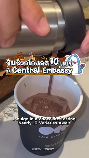 ภาพระยะใกล้แสดงมือหนึ่งข้างกำลังถือช็อกโกแลตชิ้นเล็กๆ ขึ้นมาเตรียมชิม โดยมีช็อกโกแลตหลากหลายชนิดเกือบ 10 แบบวางเรียงบนแผ่นรองชิมสีขาวด้านหน้า พร้อมแก้วน้ำและอุปกรณ์จดบันทึก บรรยากาศของกิจกรรมเวิร์คช็อปชิมช็อกโกแลตจาก Fair Chocolate ในงาน Better Look Market ของ Loopers.shop ที่ Open House, Central Embassy ชั้น 6 ซึ่งเน้นช็อกโกแลตที่ผลิตจากโกโก้ของเกษตรกรไทย